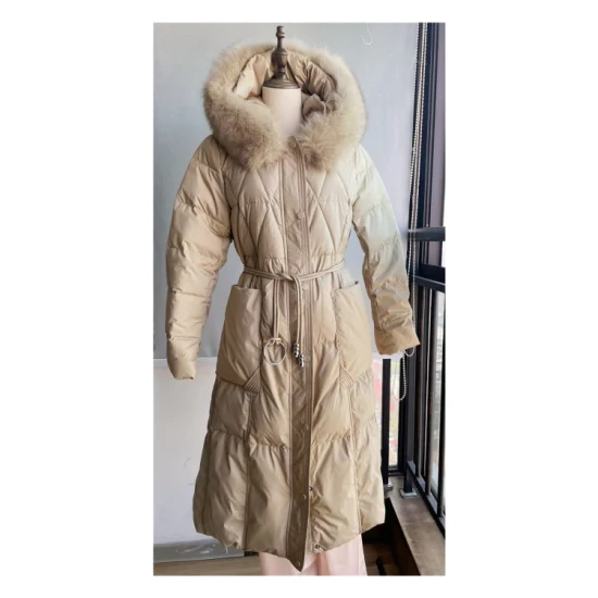 Manteau en nylon duvet de canard des femmes d'hiver avec col en fourrure de renard prêt pour l'expédition